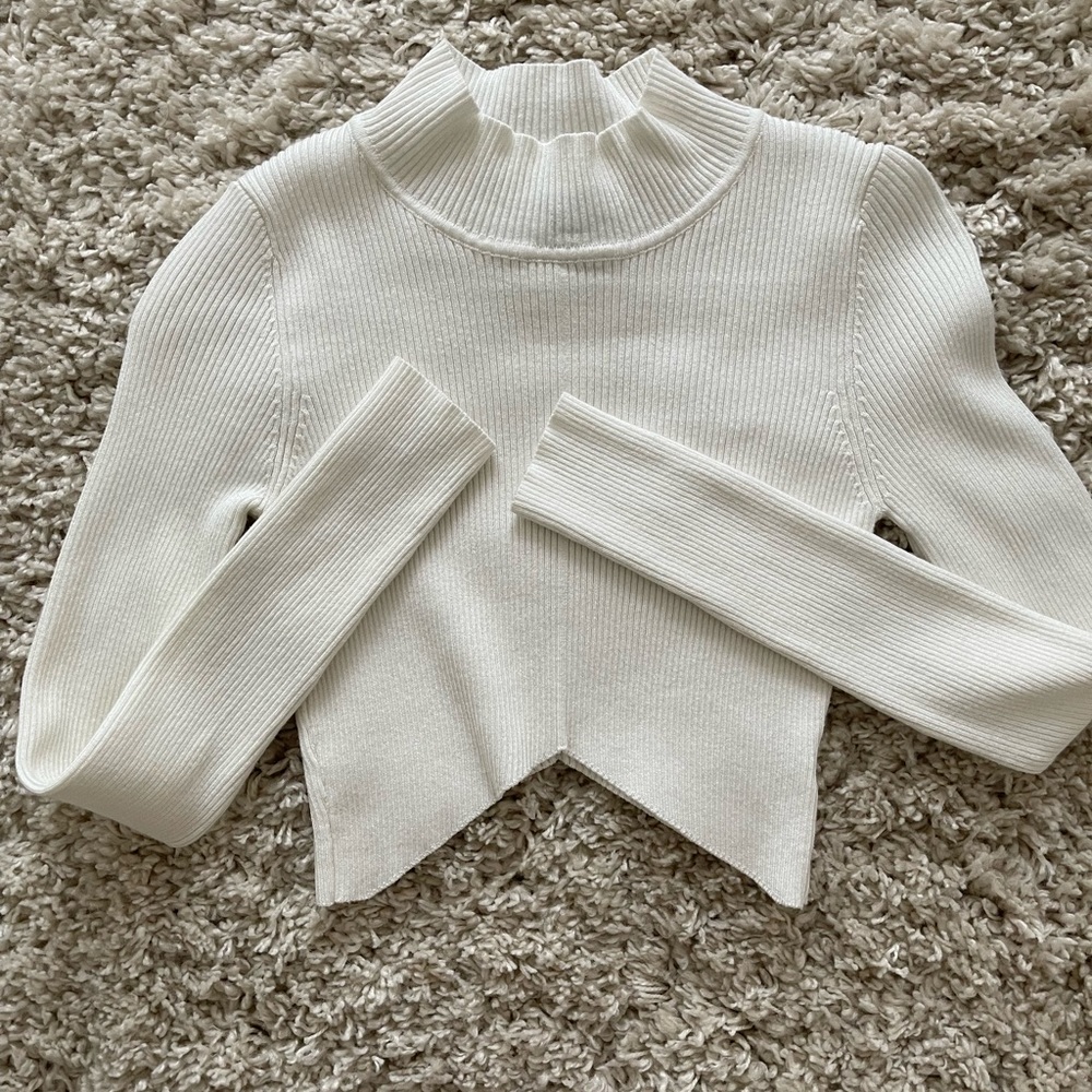 RIBBED MOCK NECK SWEATER